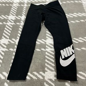 Like New super soft Nike XS workout cropped leggings.